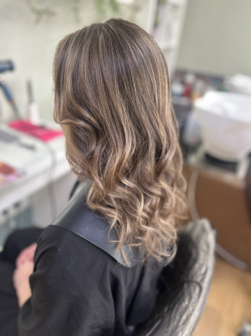 Balayage Hair Woman with long Blonde Balayage