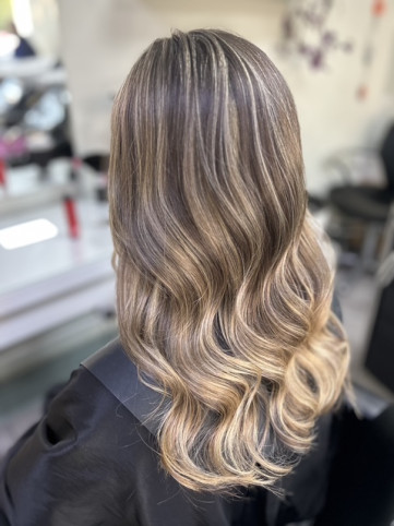 Create a stunning balayage look with perfectly blended darker roots and soft blonde tones, styled to perfection by The Colour Works Hair Salon in York Seamlessly blended balayage with darker roots and soft blonde tones, styled in loose waves at The Colour Works Hair Salon in York